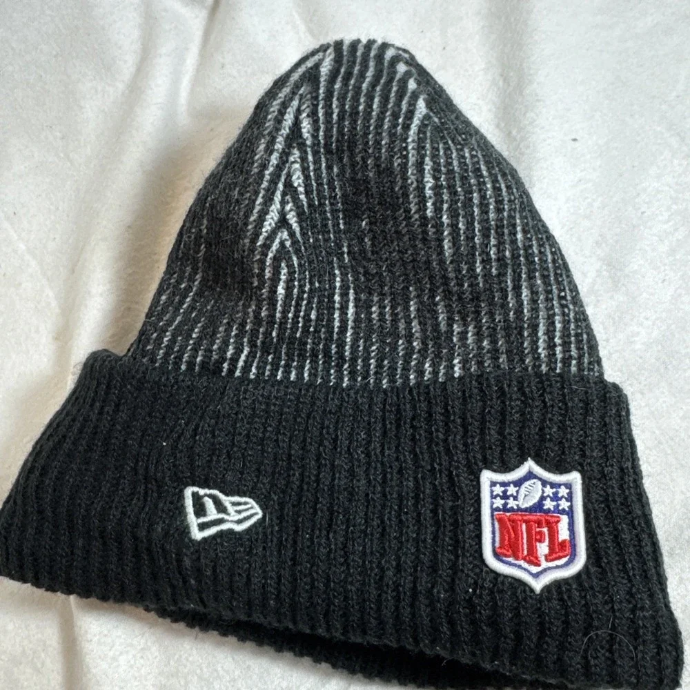 New Era Las‎ Vegas Raiders Knit Cuffed Beanie Winter Hat Cap Black Silver NFL